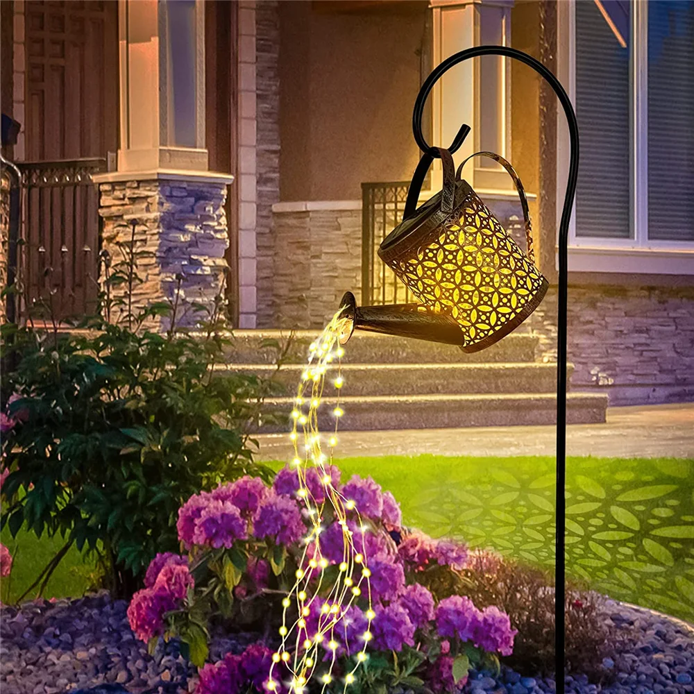 מנורת מים משופעת תלת גבעולית בעיצוב סולארי - מוסיפה אופי ואור לגינה החיצונית